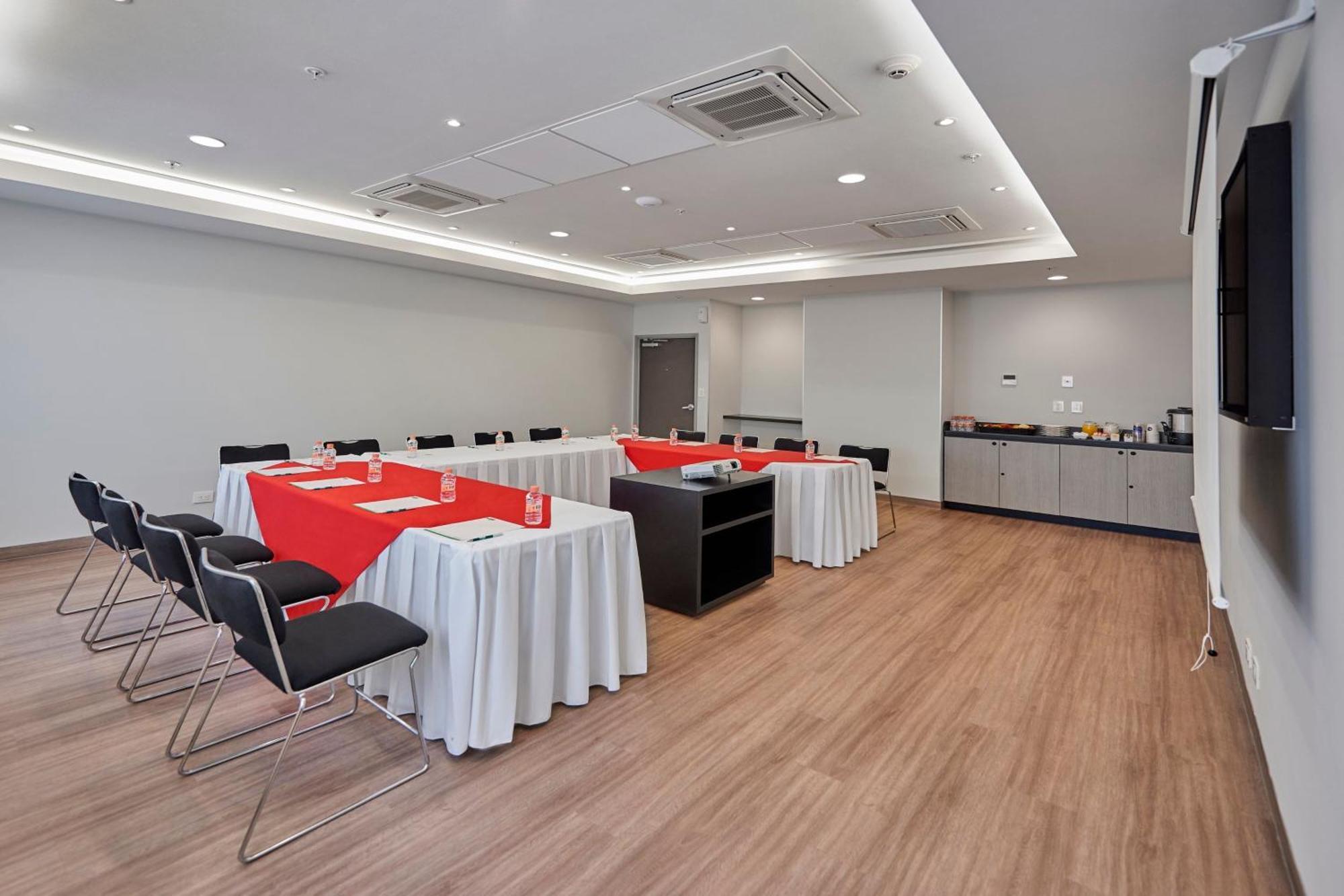 City Express Junior By Marriott Leon Centro De Convenciones Esterno foto